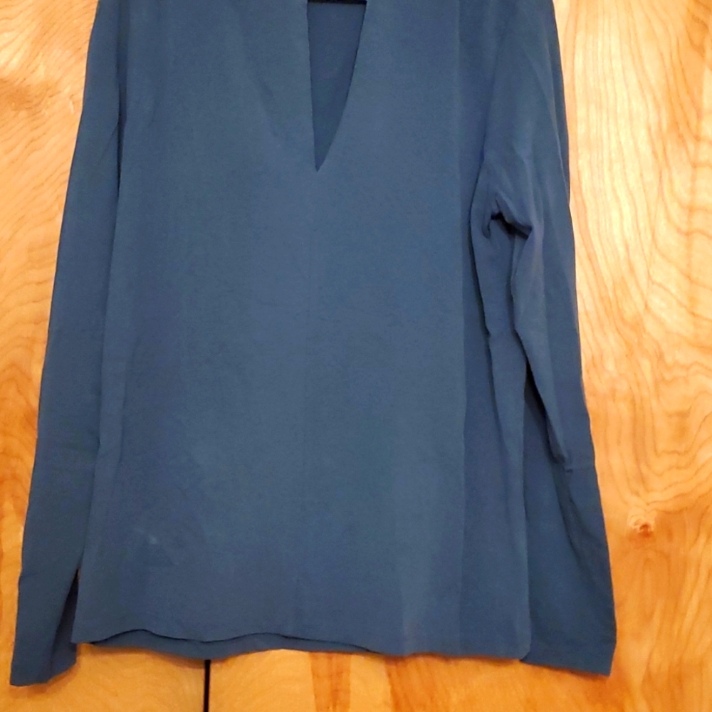 V neck, long sleeved top. Lilla P,